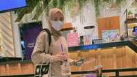 Habiskan waktu santai, Nissa Sabyan terlihat jajan milk tea. Tentunya ia foto menggunakan outfitnya yang keren.