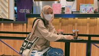 Sepertinya milk tea dengan tambahan boba yang manis kenyal jadi salah satu minuman favorit Nissa Sabyan. Wah, seperti kebanyakan milenial ya?