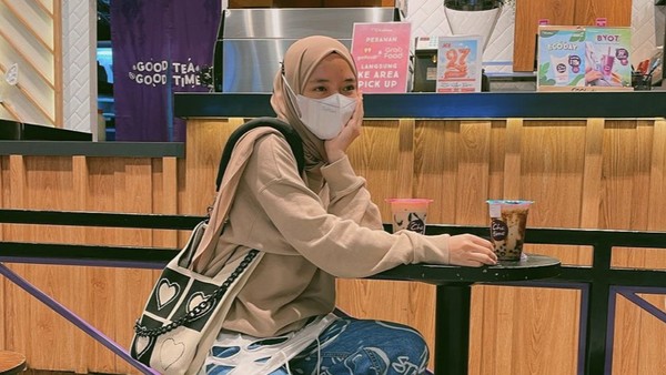 10 Momen Kulineran Nissa Sabyan, Jajan Milk Tea dan Makan Bareng Fans