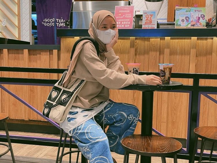 10 Momen Kulineran Nissa Sabyan, Jajan Milk Tea dan Makan Bareng Fans