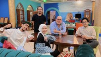 Diundang makan malam di Puncak, Nissa Sabyan dan rekan-rekan bermusiknya tak lupa foto bersama. Mereka bersantap di Fairouz Restaurant Puncak.