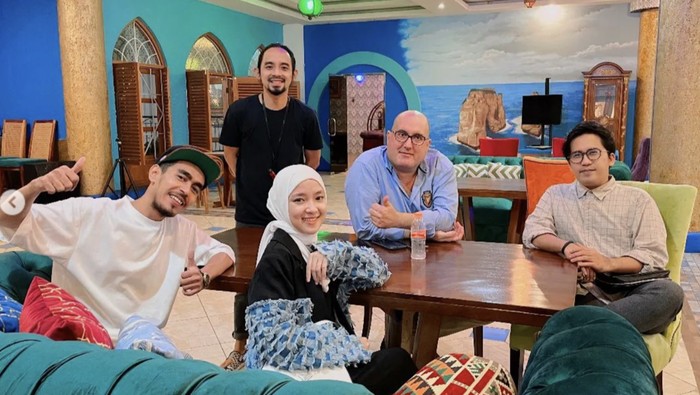 10 Momen Kulineran Nissa Sabyan, Jajan Milk Tea dan Makan Bareng Fans