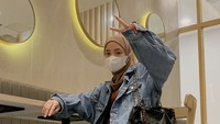 Mampir ke tempat makan kece, Nissa Sabyan kembali abadikan foto outfitnya kala itu. Ia terlihat stylish menggunakan jaket jeans.