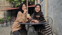 Pelantun Ya Maulana ini sedang menikmati kopi kekinian di sebuah coffee shop. Ia ditemani seorang temannya.