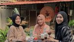 10 Momen Kulineran Nissa Sabyan, Jajan Milk Tea dan Makan Bareng Fans