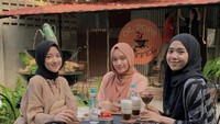 Foto dalam formasi lengkap bersama kedua temannya, Nisa Sabyan terlihat bahagia bisa habiskan waktu bareng. Kira-kira mereka pesan menu apa ya?