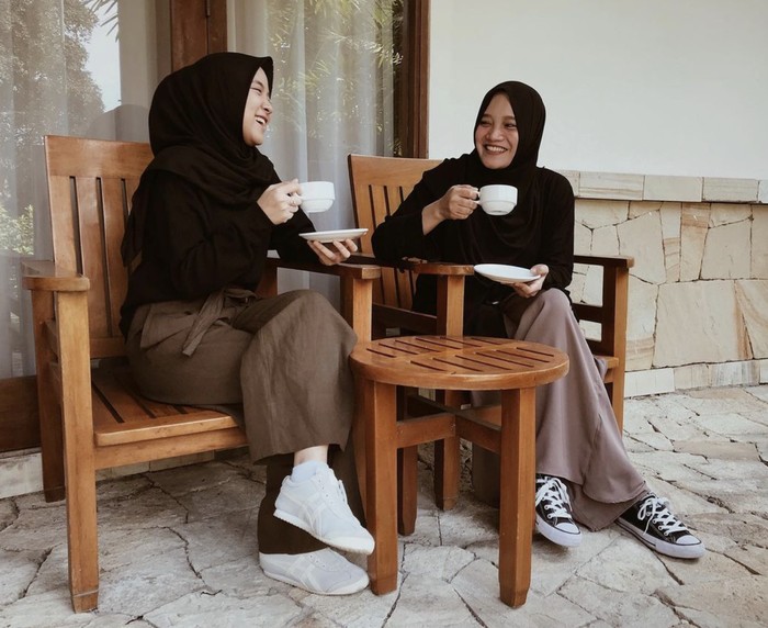 10 Momen Kulineran Nissa Sabyan, Jajan Milk Tea dan Makan Bareng Fans