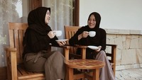 Tebak itu gelas isinya apa? tulis Nissa Sabyan di keterangan foto. Kira-kira isinya teh, kopi, atau malah kosong ya? 