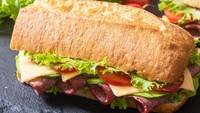 Subway bikin pencinta sandwich jatuh cinta. Kalau tak sempat beli, coba bikin sendiri sajian berbahan roti baguette ini. Isinya bisa daging sapi atau ayam asap ditambah keju dan sayuran. Ini cara buatnya. Foto: iStock 