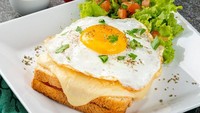 Sering jadi menu kafe, kamu bisa bikin sendiri croque madame di rumah. Bahannya roti tawar, saus bechamel, keju, dan daging asap. Untuk langkah membuatnya ada di sini. Foto: iStock 