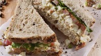 Simpel tapi enak, inilah sandwich salad telur yang juga padat nutrisi. Isian lainnya ada keju, daging asap, dan irisan timun. Kamu bisa melihat resepnya di sini. Foto: iStock 