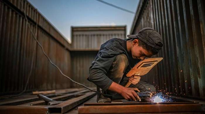 1245261887 IDLIB, SYRIA - DECEMBER 01: Children work to support his families' livelihood in Idlib, Syria on December 01, 2022. In Syria, where the civil war has been going on for 11 years, most of the children leave their dreams of education and work to support their families. (Photo by Muhammed Said/Anadolu Agency via Getty Images)