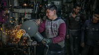 Pekerjaan apapun disanggupi anak-anak ini demi memenuhi kebutuhan.
