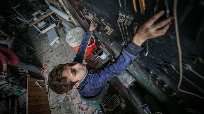 1245261887 IDLIB, SYRIA - DECEMBER 01: Children work to support his families' livelihood in Idlib, Syria on December 01, 2022. In Syria, where the civil war has been going on for 11 years, most of the children leave their dreams of education and work to support their families. (Photo by Muhammed Said/Anadolu Agency via Getty Images)