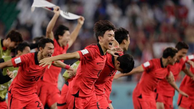 AL RAYYAN, QATAR - DECEMBER 2: Yumin Cho of Korea Republic, Inbeom Hwang of Korea Republic celebrating the victory  during the  World Cup match between Korea Republic  v Portugal at the Education City Stadium on December 2, 2022 in Al Rayyan Qatar (Photo by David S. Bustamante/Soccrates/Getty Images)