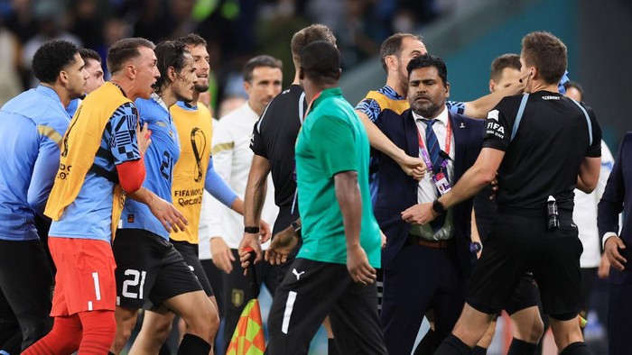 AL WAKRAH, QATAR - DECEMBER 02: Edinson Cavani of Uruguay clashes with match officials after their sides elimination from the tournament during the FIFA World Cup Qatar 2022 Group H match between Ghana and Uruguay at Al Janoub Stadium on December 02, 2022 in Al Wakrah, Qatar. (Photo by Buda Mendes/Getty Images)