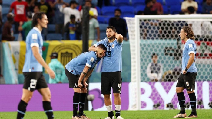 AL WAKRAH, QATAR - DECEMBER 02: Luis Suarez of Uruguay looks dejected after their sides elimination from the tournament during the FIFA World Cup Qatar 2022 Group H match between Ghana and Uruguay at Al Janoub Stadium on December 02, 2022 in Al Wakrah, Qatar. (Photo by Elsa/Getty Images)