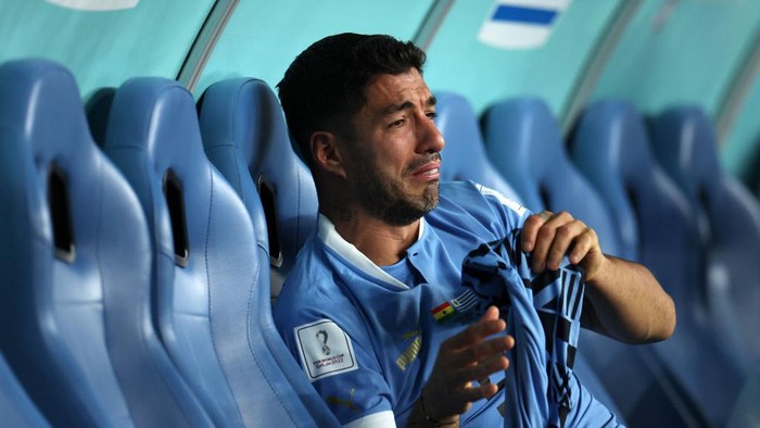 AL WAKRAH, QATAR - DECEMBER 02: Luis Suarez (L) of Uruguay reacts after his teams elimination during the FIFA World Cup Qatar 2022 Group H match between Ghana and Uruguay at Al Janoub Stadium on December 02, 2022 in Al Wakrah, Qatar. (Photo by Stu Forster/Getty Images)