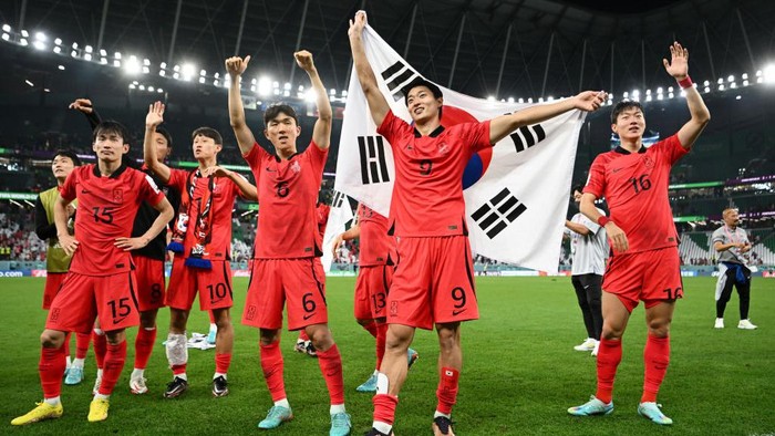 AL RAYYAN, QATAR - DECEMBER 02: Moonhwan Kim, Jaesung Lee, Inbeom Hwang, Guesung Cho and Uijo Hwang of Korea Republic celebrate after the teams qualification to the knockout stages during the FIFA World Cup Qatar 2022 Group H match between Korea Republic and Portugal at Education City Stadium on December 02, 2022 in Al Rayyan, Qatar. (Photo by Shaun Botterill - FIFA/FIFA via Getty Images)