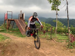 Tekad Andy Prayoga Ukir Prestasi di Seri Pamungkas Balapan Downhill