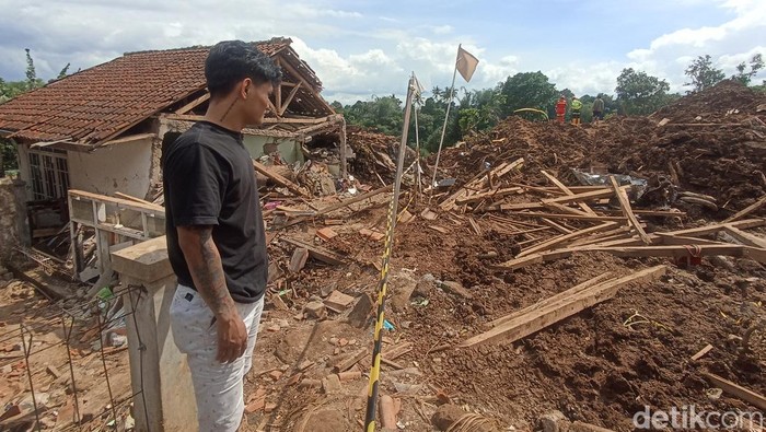 Adit, warga Cianjur yang menunggu ibu dan adiknya ditemukan di hari terakhir pencarian korban gempa Cianjur.