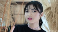 Didukung banget alhamdulillah, karena jujur keluarga aku agamis banget, jadi aku sendiri yang belok ke entertainment, ujar Ajeng Fauziiah. (Foto: Ari Saputra)