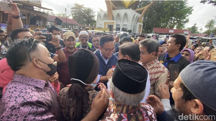 Anies Baswedan disambut masyarakat di Padang Pariaman (Foto: Jeka Kampai)