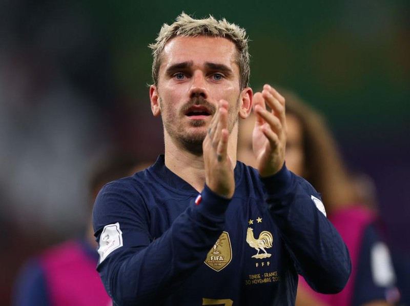 AL RAYYAN, QATAR - NOVEMBER 30: Antoine Griezmann of France applauds during the FIFA World Cup Qatar 2022 Group D match between Tunisia and France at Education City Stadium on November 30, 2022 in Al Rayyan, Qatar. (Photo by Marc Atkins/Getty Images)