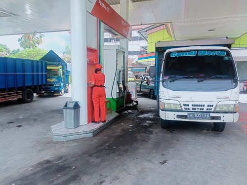 Antrean truk di SPBU Abiansemal, Badung lantaran stok solar di lokasi lain sedang kosong, Sabtu (3/12/2022). Foto: Agus Eka