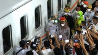 Ipuk Fiestiandani dihampiri para wartawan saat mengangkat Semboyan 40 untuk memberangkatkan KA Blambangan Ekspres di Stasiun Ketapang. 