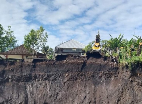Bangunan Padmasana SMPN 3 Bebandem yang hampir jebol akibat tergerus aliran sungai (istimewa)