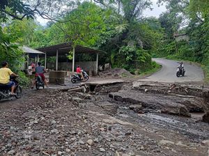 Diguyur Hujan Deras, Akses Jalan Desa Ababi-Budakeling Jebol
