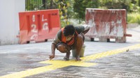 Seorang pekerja melihat hasil trotoar yang sudah direvitalisasi.