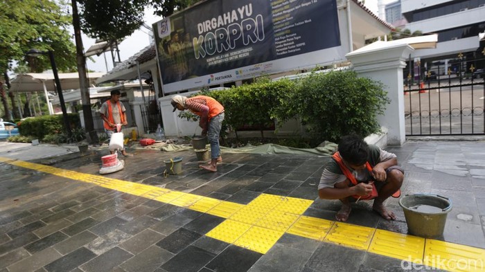 Biar Tambah Cantik, Trotoar di Jalan Merdeka Selatan Direvitalisasi Trotoar di Jalan Merdeka Selatan sedang dilakukan proses revitalisasi. Begini prosesnya.