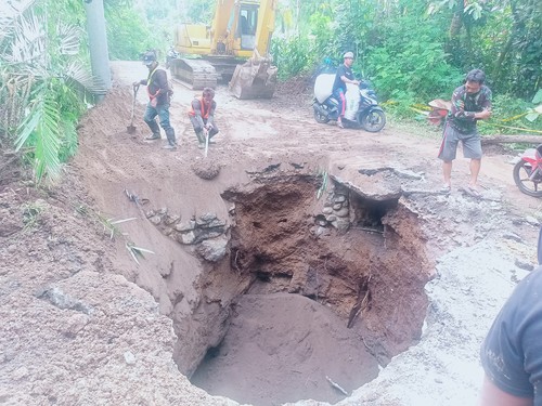 Bidang Bina Marga Dinas PUPR Badung mengeruk sisa terowongan amblas sebelum dipasangi box beton di jalan Banjar Lipah, Desa Petang, Badung, beberapa waktu lalu. Foto: Agus Eka