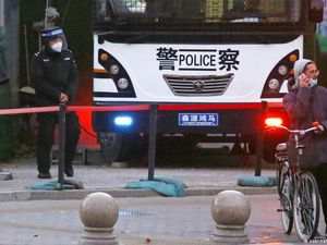 China Redam Aksi Protes dengan Pengintaian Ponsel