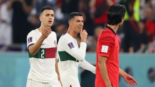 AL RAYYAN, QATAR - DECEMBER 02:  Cristiano Ronaldo of Portugal reacts toward Cho Gue-sung of Korea Republic as he is substituted during the FIFA World Cup Qatar 2022 Group H match between Korea Republic and Portugal at Education City Stadium on December 2, 2022 in Al Rayyan, Qatar. (Photo by Marc Atkins/Getty Images)