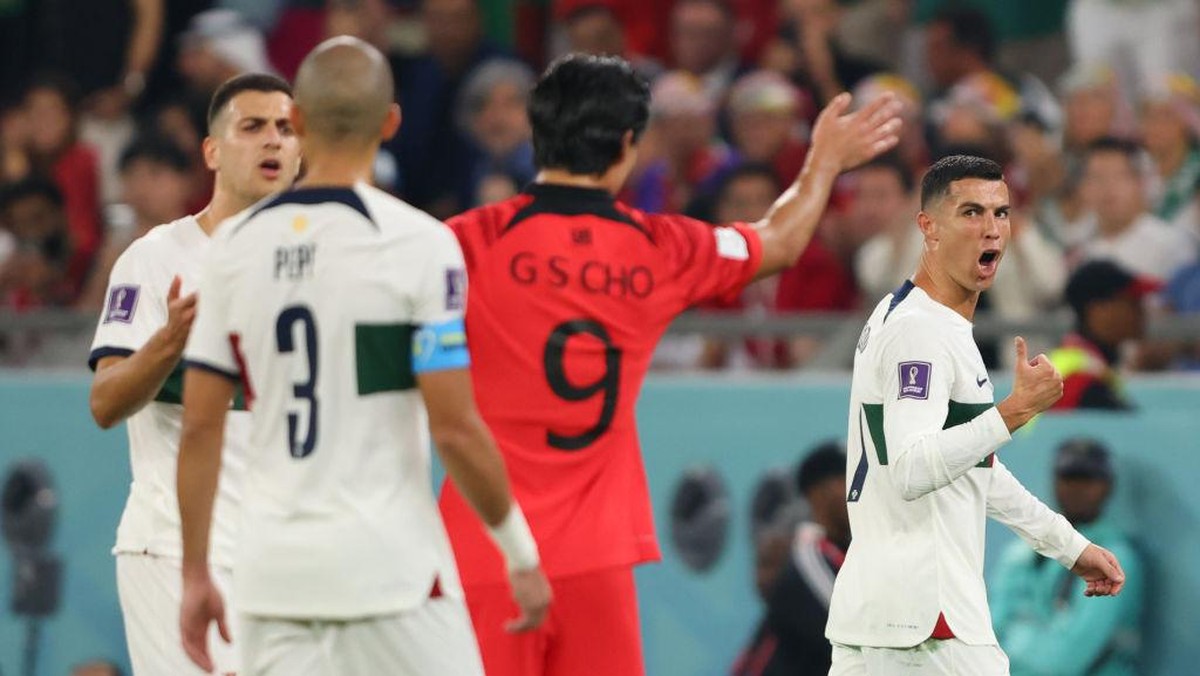 Ronaldo ribut dengan Cho Gue-sung. Foto: Getty Images/Marc Atkins