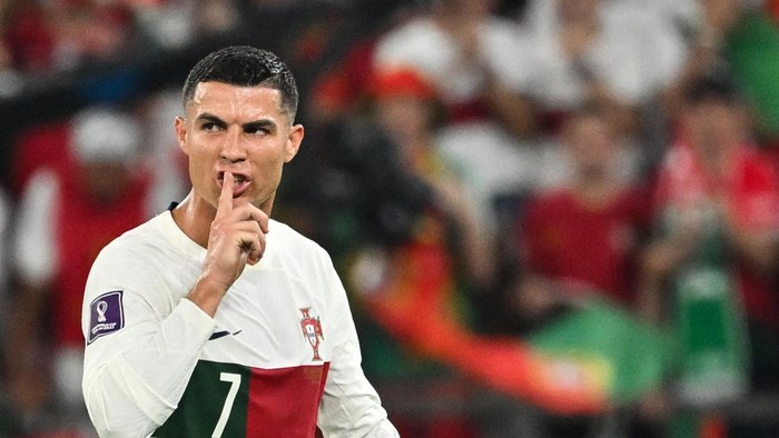 TOPSHOT - Portugals forward #07 Cristiano Ronaldo gestures during the Qatar 2022 World Cup Group H football match between South Korea and Portugal at the Education City Stadium in Al-Rayyan, west of Doha on December 2, 2022. (Photo by JUNG Yeon-je / AFP) (Photo by JUNG YEON-JE/AFP via Getty Images)