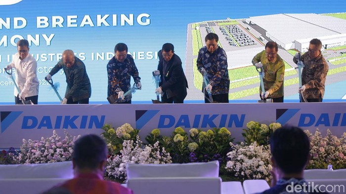 PT Daikin Industries Indonesia meresmikan pembangunan pabrik AC di kawasan Cikarang. Pabrik ini memakan biaya sebesar setengah triliun lebih atau Rp 3,3 T.