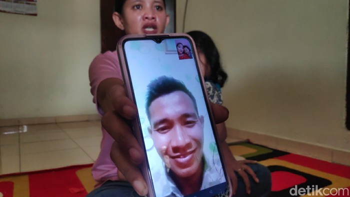 Dariani menunjukkan foto tangkap layar terakhir saat dia melakukan video call dengan suaminya di lapas. (Tommy Saputra/detikSumut)