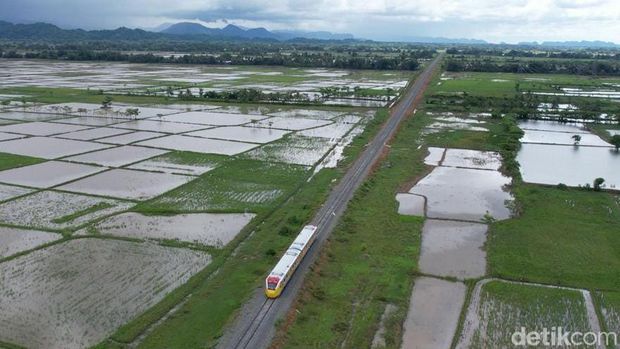 Pemandangan alam di sepanjang rel Kereta Api Sulsel rute Stasiun Maros-Garongkong
