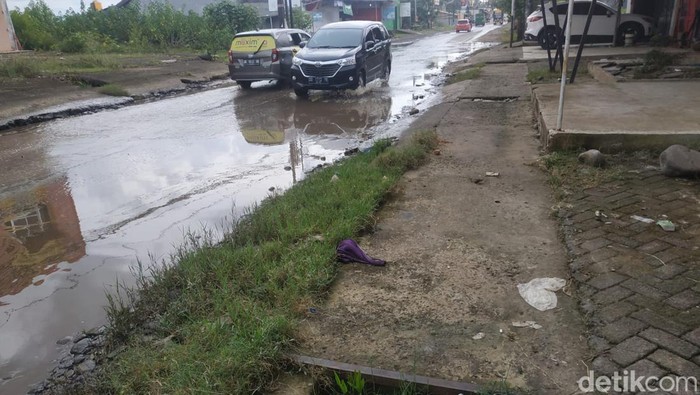 Drainase di Jalan Paccerakkang, Kelurahan Katimbang, Biringkanaya, Makassar dipenuhi sampah.
