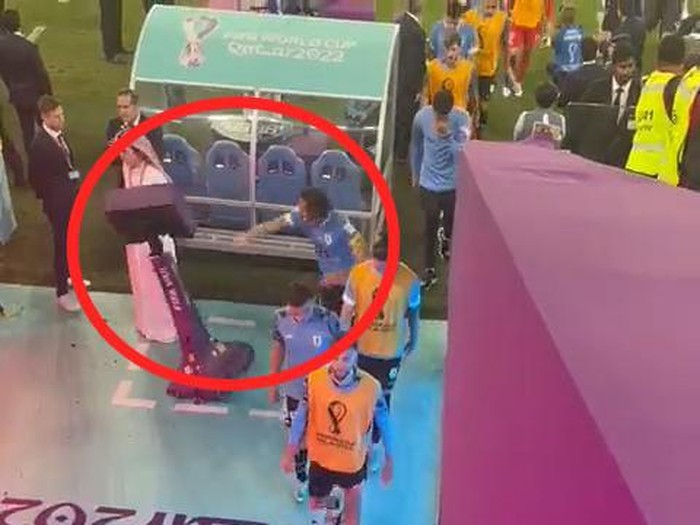 Edinson Cavani menggulingkan layar VAR usai laga