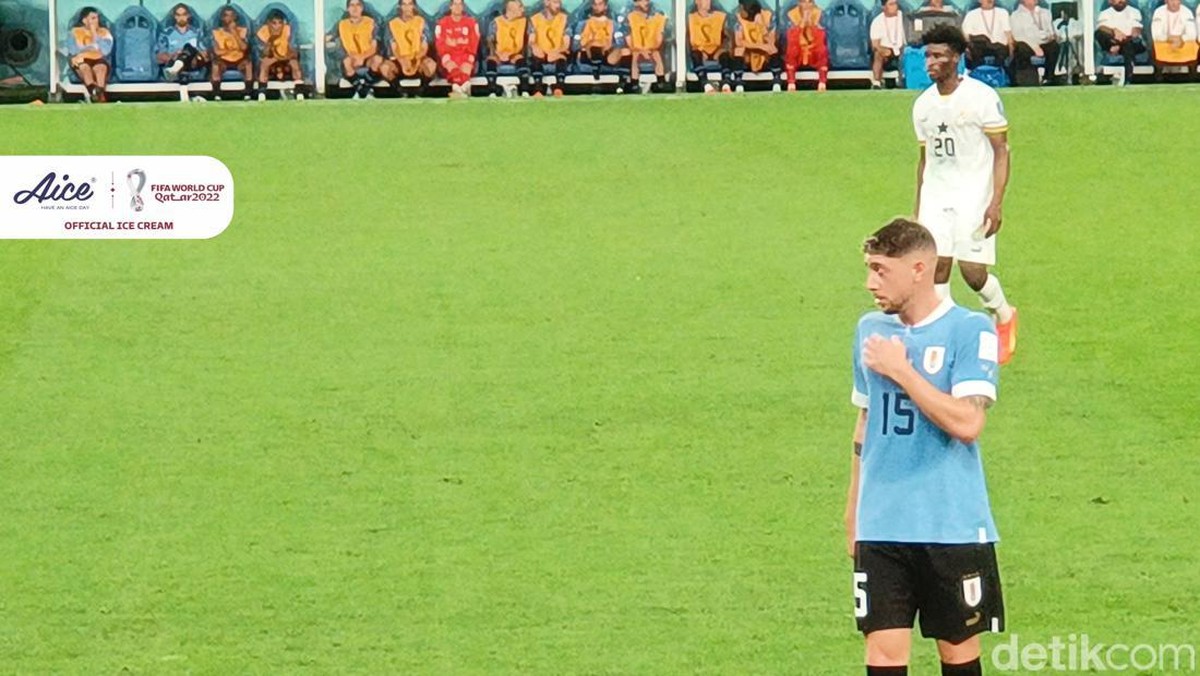 Federico Valverde tertunduk usai laga Ghana vs Uruguay. (Foto: Lucas Aditya/detikcom)