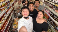 Jefri Nichol sering menghabiskan waktu bersama sahabat-sahabat terdekatnya. Bahkan hanya untuk sekadar berjalan-jalan dan jajan di supermarket terdekat. Foto: Instagram/jefrinichol