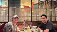 Ketika kakak laki-lakinya ulang tahun, Jefri Nichol tak pernah lupa menyisihkan waktu. Dirinya mengajak sang kakak makan malam bersama dihari spesialnya. Foto: Instagram/jefrinichol