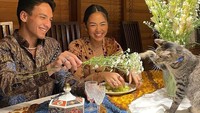 Bersama kekasihnya, Jefri Nichol juga tampak serasi saat makan malam berdua. Mengenakan batik dan kebaya modern, keduanya begitu bahagia menikmati anggur yang menjadi pembuka pada jamuan makan malam tersebut. Foto: Instagram/jefrinichol
