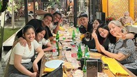 Menyambangi restoran menjadi cara Jefri Nichol dan teman-teman untuk bertukar kabar. Meja dengan ukuran panjang sengaja direservasi untuk menampung rombongan teman-temannya yang banyak. Foto: Instagram/jefrinichol