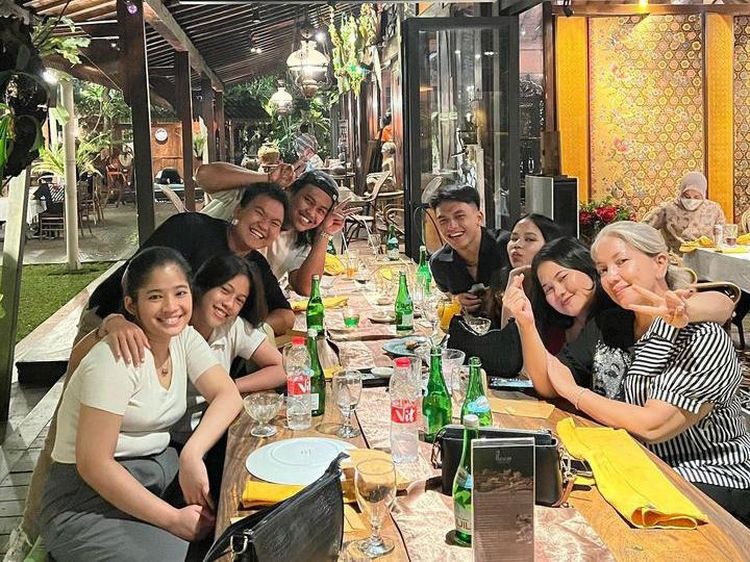 Serunya Jefri Nichol Saat Belanja dan Nongkrong di Warung Kaki Lima